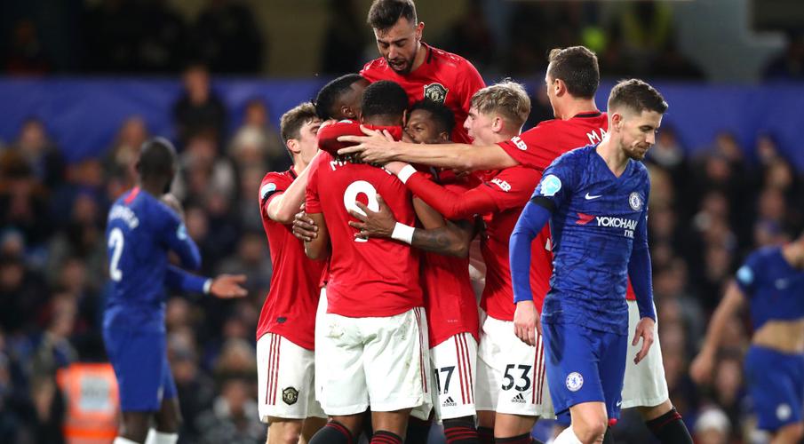 Man United win at Chelsea to close on top four