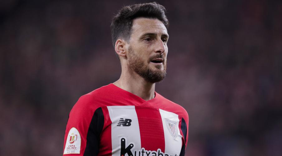 Hip replacement forces Bilbao hero Aduriz into retirement
