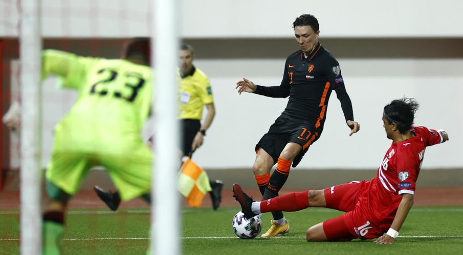 Dutch thump Gibraltar with Berghuis on target again