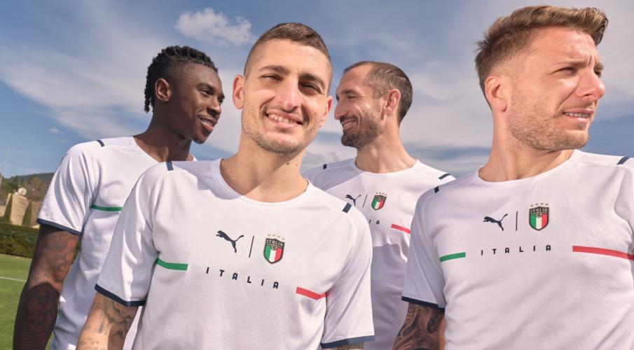 Svelata la nuova maglia dell’Italia