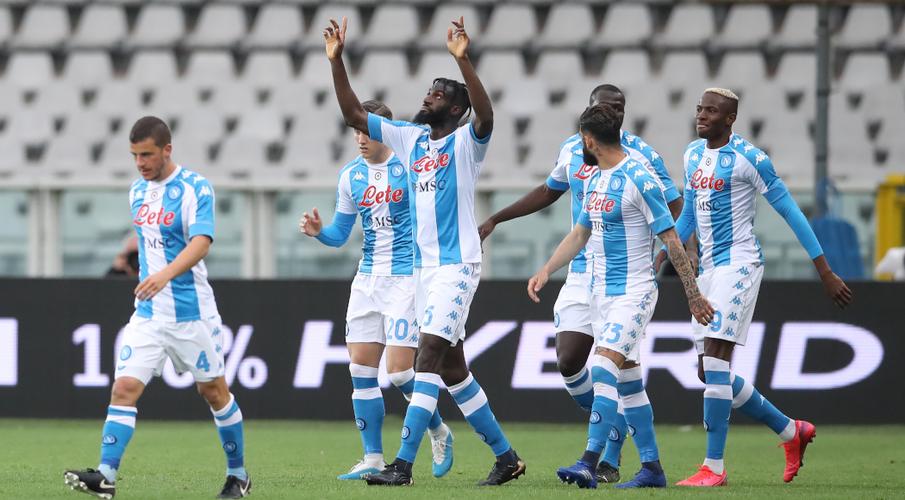 Il Napoli occupa il quarto posto a scapito della Juventus, battendo il Torino
