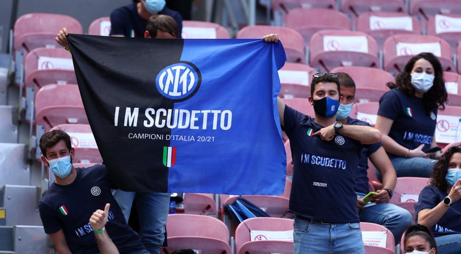 I tifosi dell’Inter festeggiano il campionato italiano fuori e dentro San Siro
