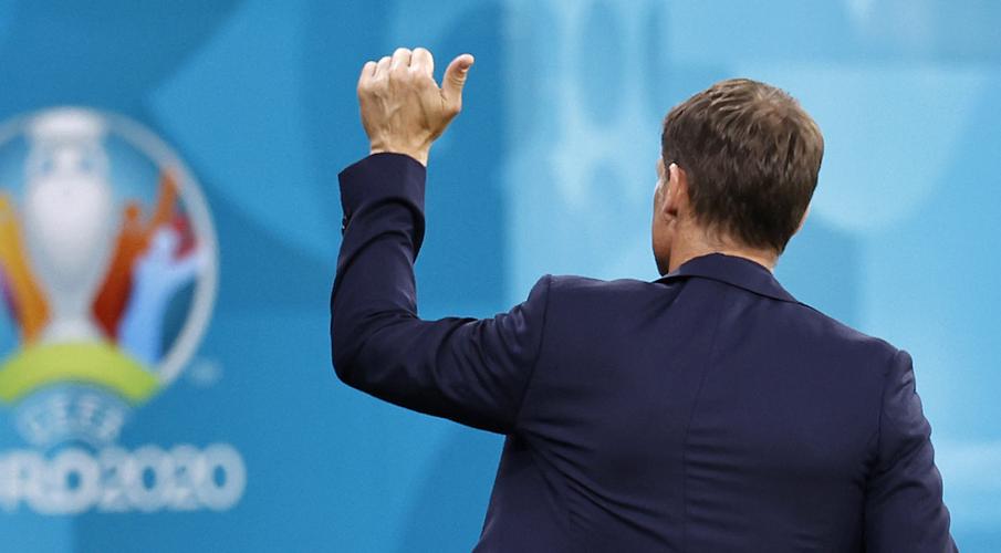 Frank de Boer từ chức huấn luyện viên đội tuyển Hà Lan sau khi bị loại khỏi Euro 2020  