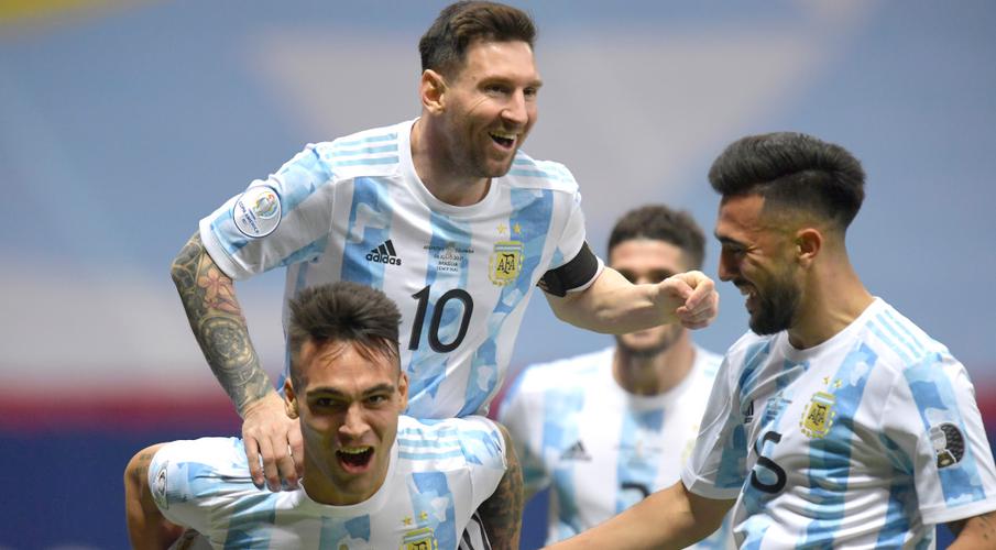 Messi tìm kiếm danh hiệu quốc tế khi người hâm mộ đặt câu hỏi: Nếu không phải bây giờ, thì khi nào? Lionel-Messi-210706-CelebrateswithMates-G-1050