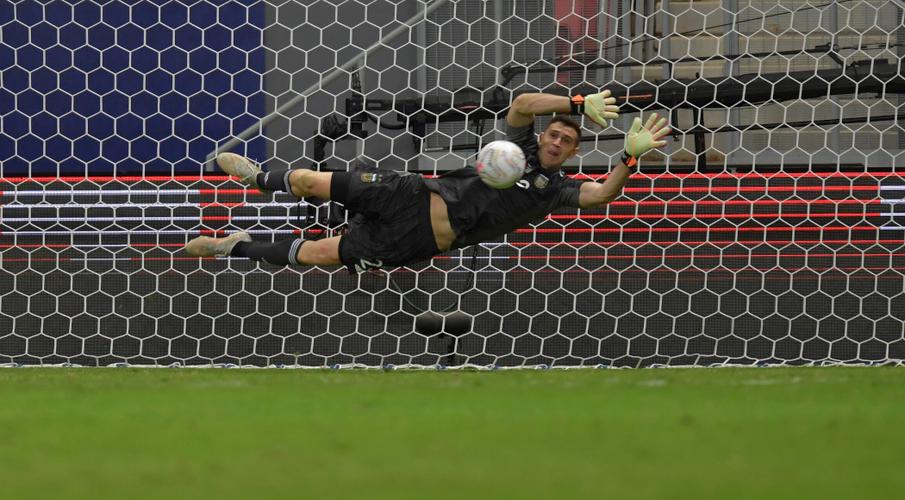 Thủ môn Martinez đưa Argentina vào chung kết Copa với Brazil