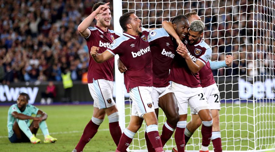 Antonio stars as West Ham crush 10-man Leicester