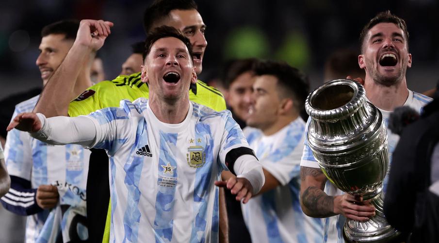 Pele sorry for delay in hailing Messi for breaking goals record